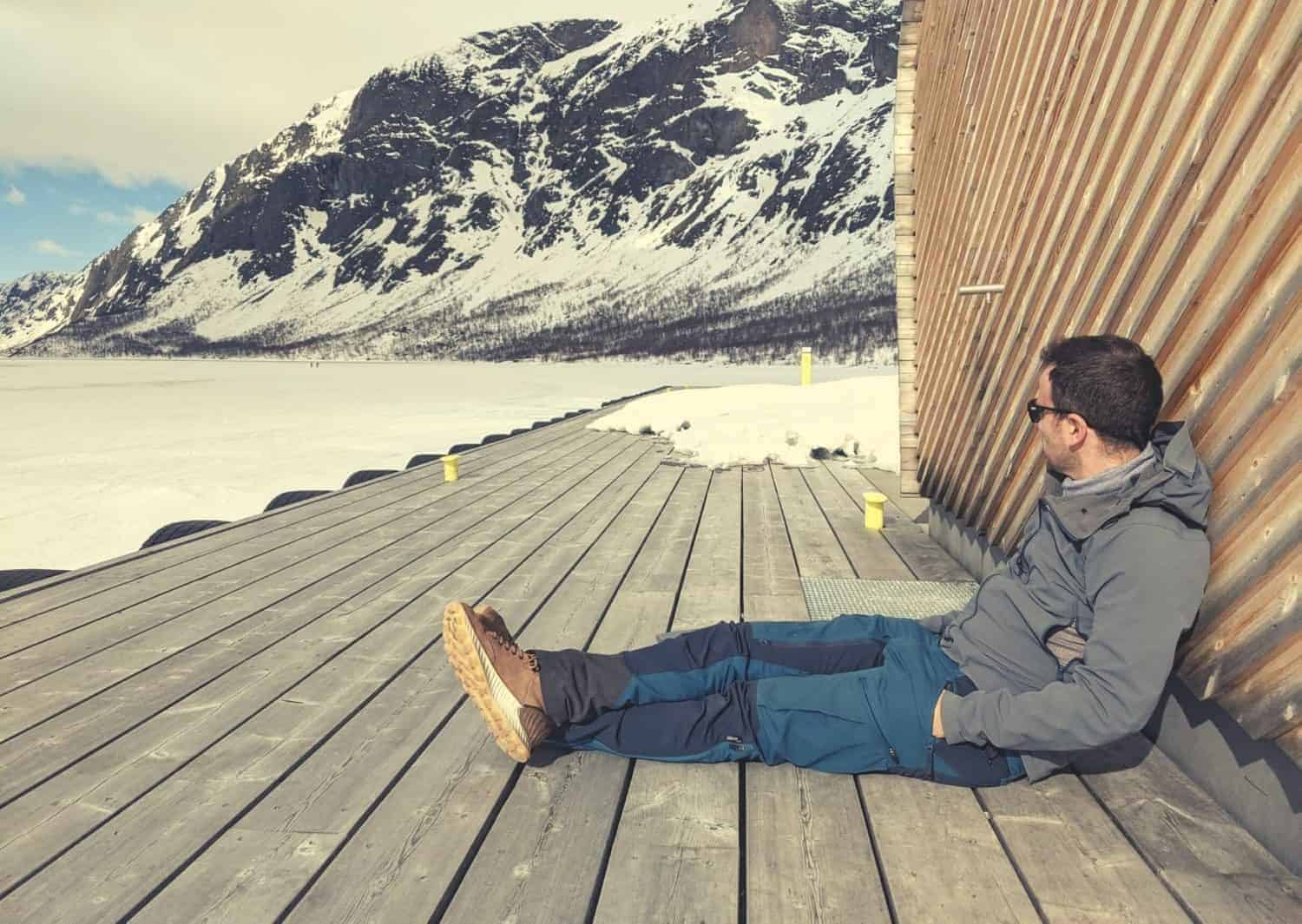 man sitting under bessegen