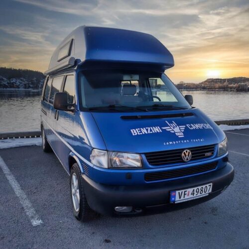 Camping-car Volkswagen après le coucher du soleil en Norvège